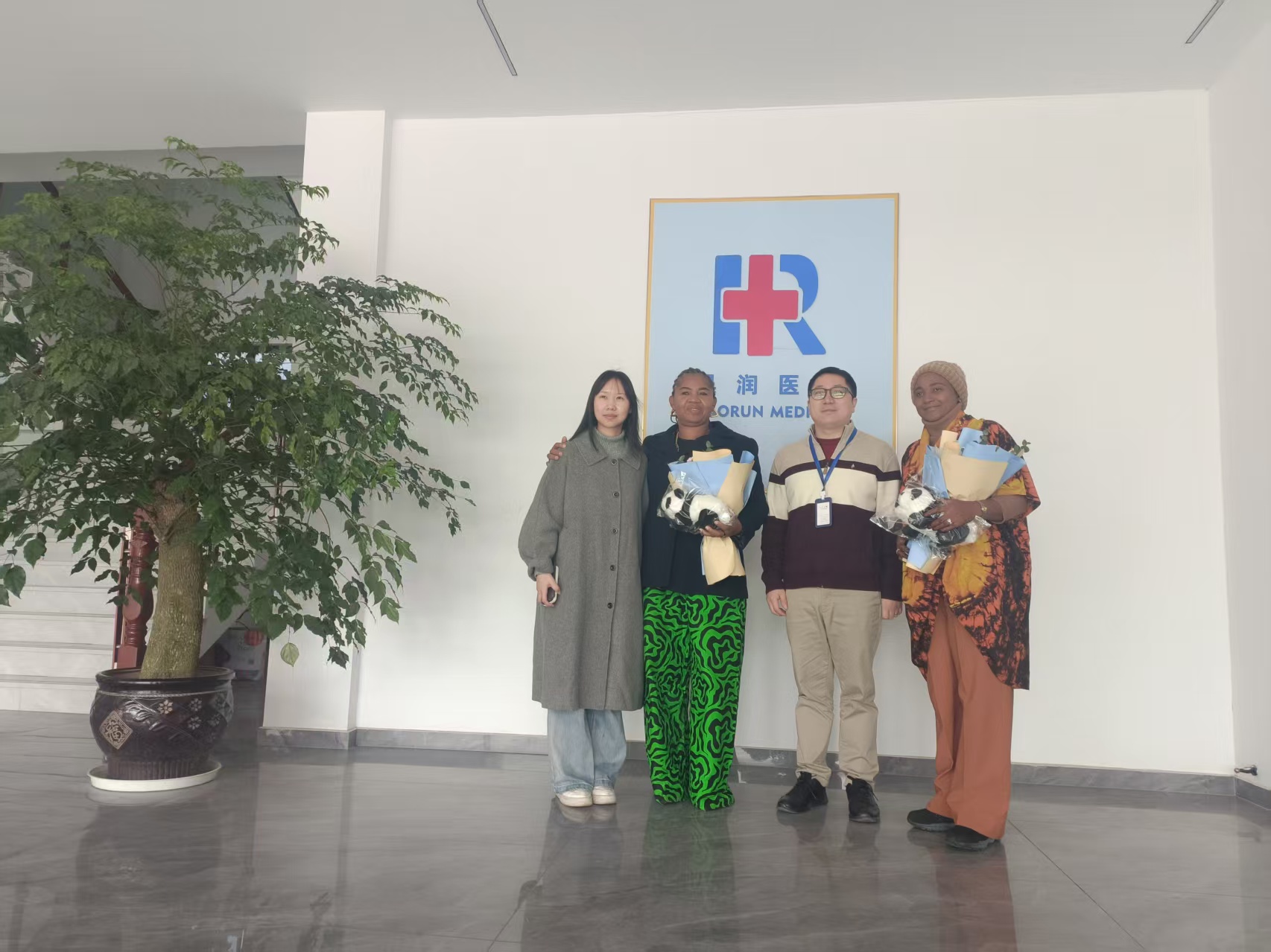 En delegation från det nigerianska hälsoministeriet besökte Haoron Medical Products Co., Ltd. för inspektion och granskning.